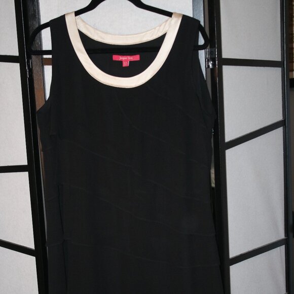 Ladies sleeveless Cocktail Dress, Black with cream trim. US size 14. - Picture 1 of 3
